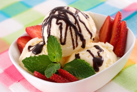 десертное мороженое с клубникой