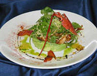 бразильский салат с омарами, авокадо и листовым салатом
