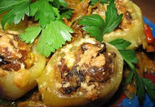 картофель, фаршированный грибами с луком под сметанным соусом