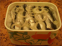 маринованная рыбка из кильки, или мелкой салаки, или мойвы