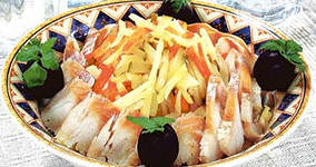 салат «Русский букет» из свежей рыбы с картофелем, морковью и солеными огурцами