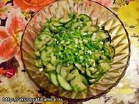 салат из огурцов с зеленым луком и соевым соусом