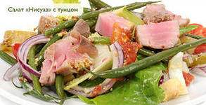 салат нисуаз из тунца с яйцом, картофелем, салатом-латук, помидорами, зеленой стручковой фасолью, маслинами и филе анчоусов