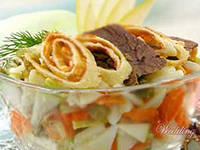 салат по-казахски из жареной говядины с омлетом и овощами