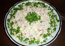 салат из вермишели роллтон с копченой колбасой и кукурузой