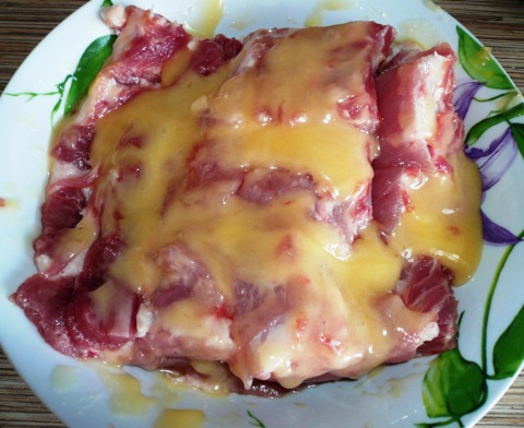 шахматные кусочки из рубленой говядины с зеленым перцем и сыром в микроволновой печи