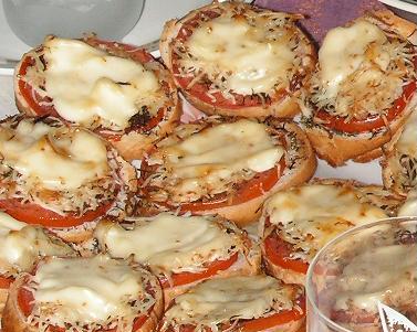тост пицца с помидорами, салями и сыром в микроволновой печи