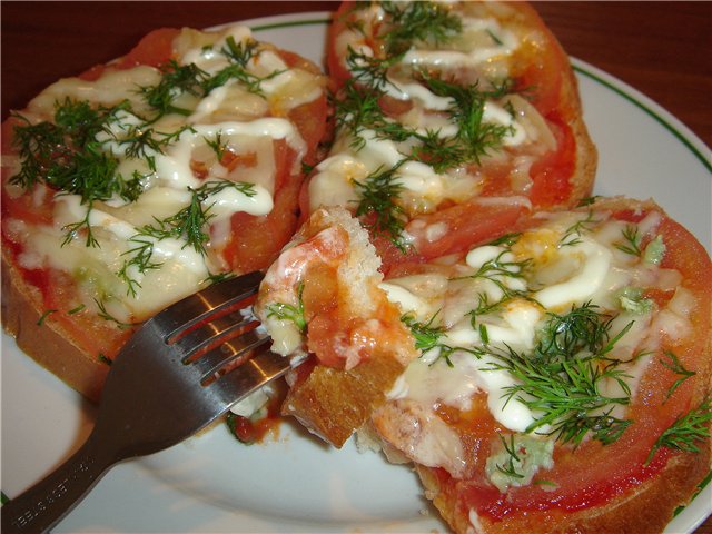 тост с помидорами, ветчиной и сыром в микроволновой печи