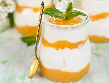 творожный десерт с манго, сливками и йогуртом
