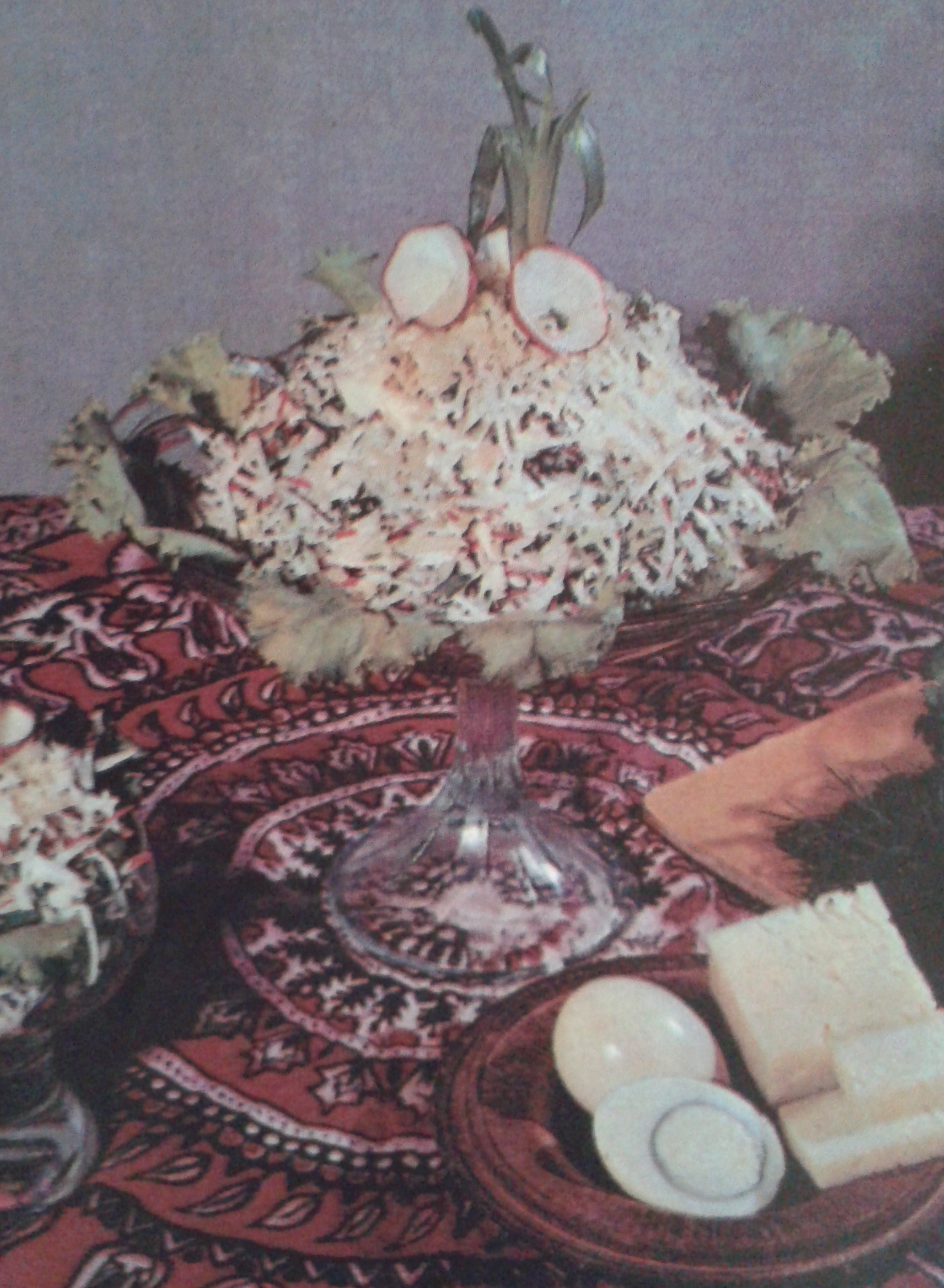 салат Навруз из редиса с салатом латук и сыром
