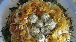 салат Семейное гнездышко из белокочанной капусты с консервированной кукурузой, курицей, яйцом и маком