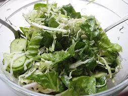 зелёный салат с огурцами, маслом и уксусом