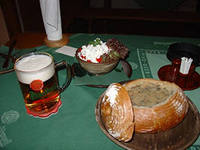  суп Kulajda в хлебной миске (Bramborova Polevka) с шампиньонами по-чешски