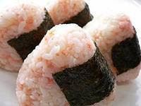 Суси Onigiri с лососем по-японски