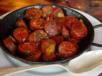 тушеное чоризо (сырокопченая колбаса) с молодой фасолью и картофелем по-португальски