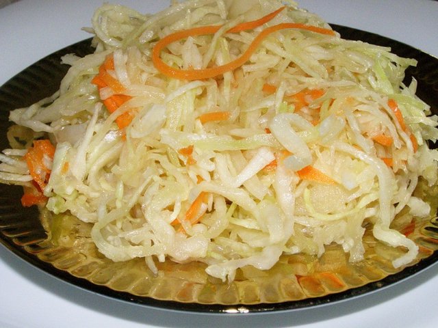 салат из квашеной капусты с яблоками и морковью (диеты№3, 5,8,11, 15)